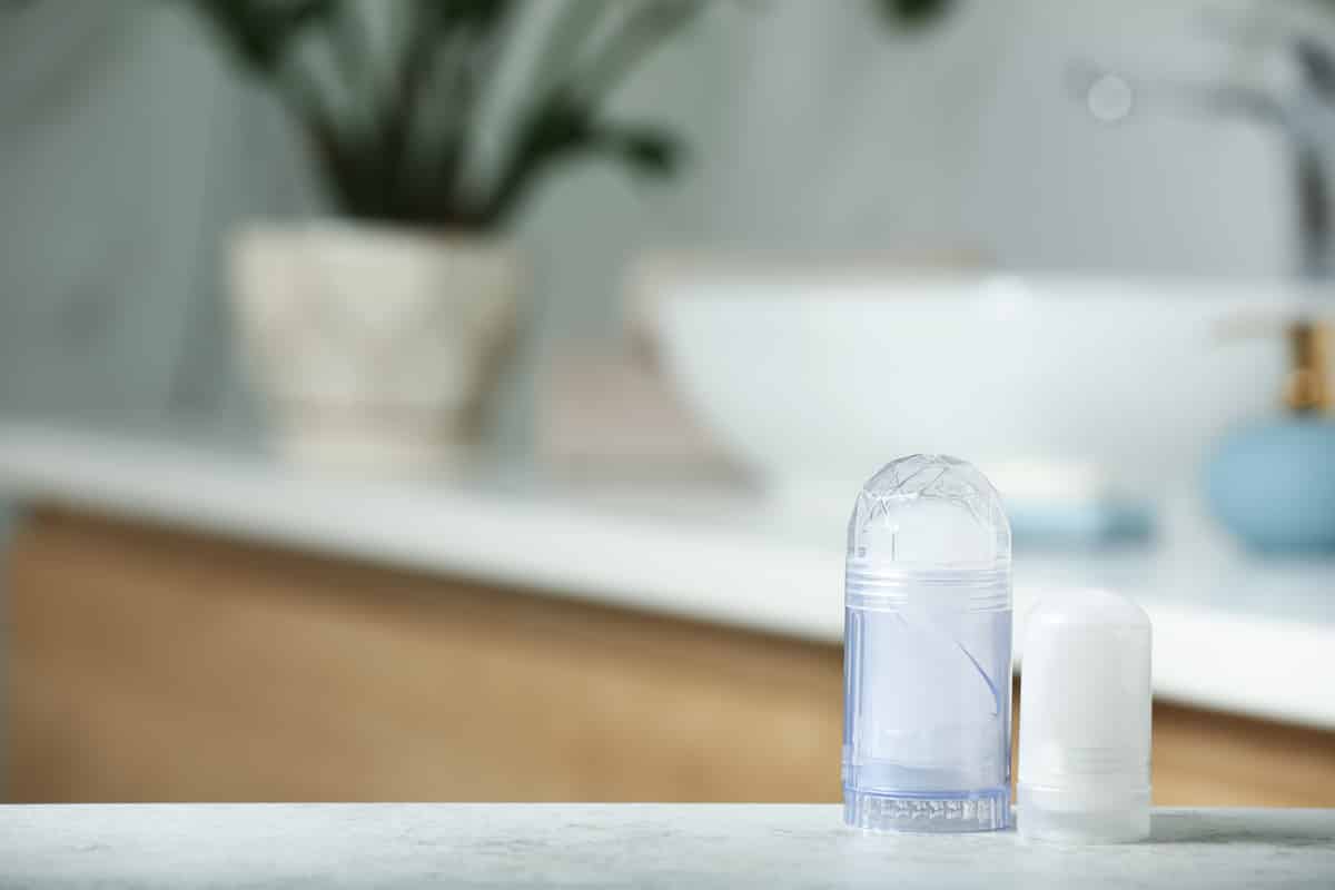 Pierre d'alun : en stick comme déodorant dans une salle de bains