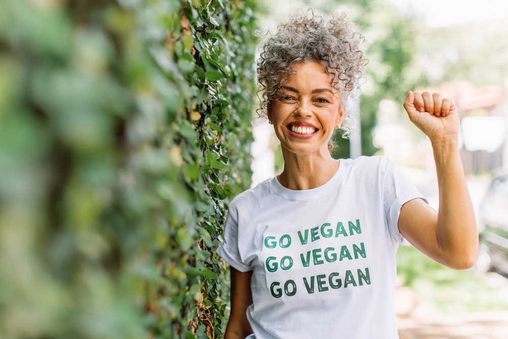femme avec t shirt go vegan