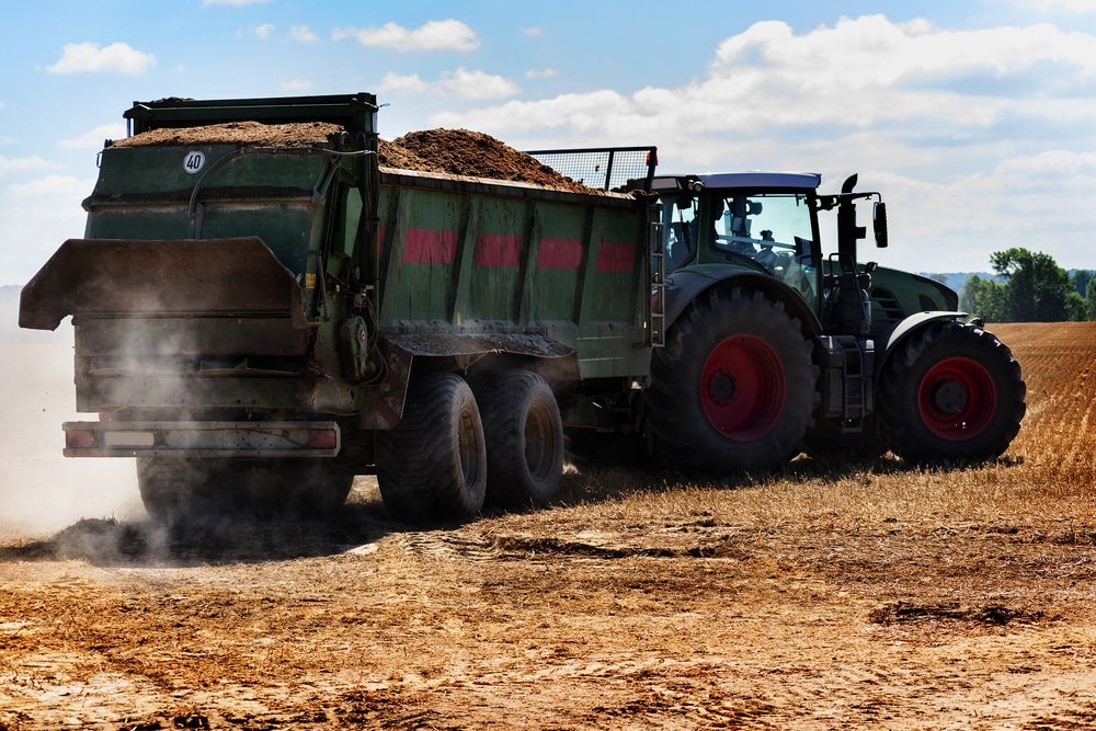 Tracteur épandant un fertilisant