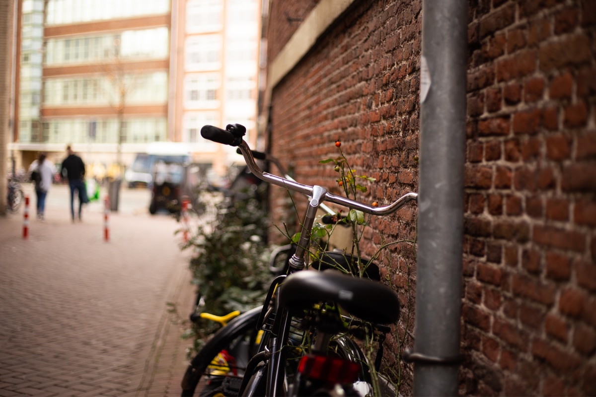 Vélo adossé sur un mur de brique