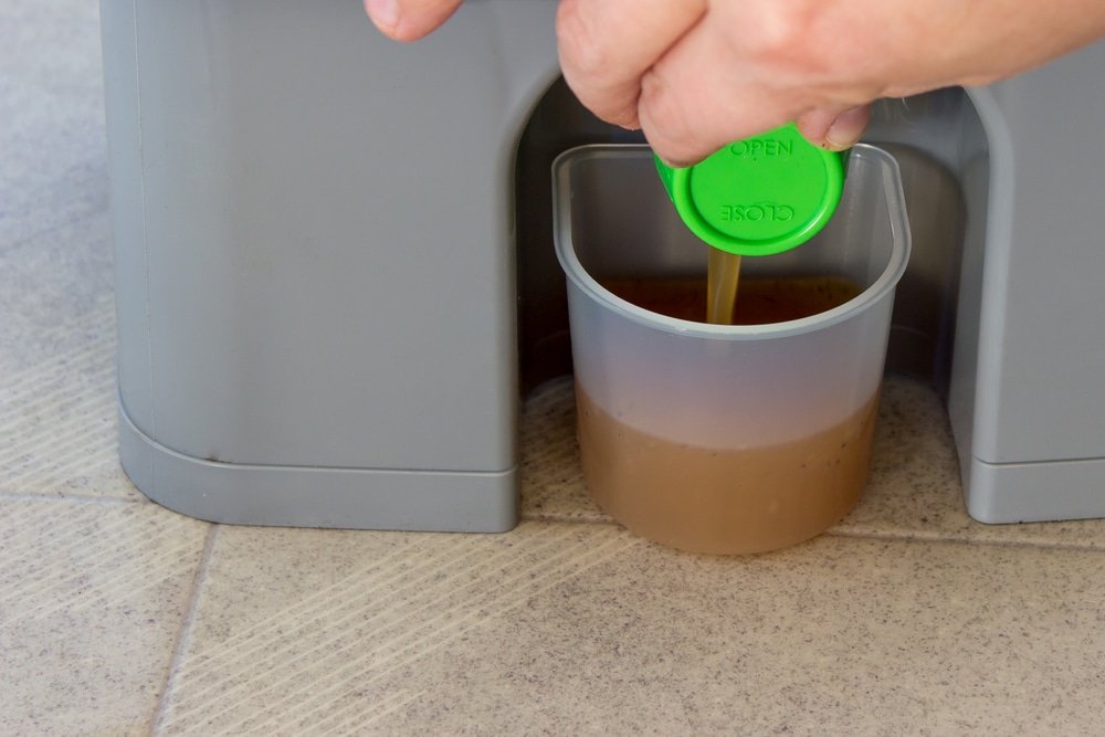 Récolte du jus de bokashi par un robinet sous le bac