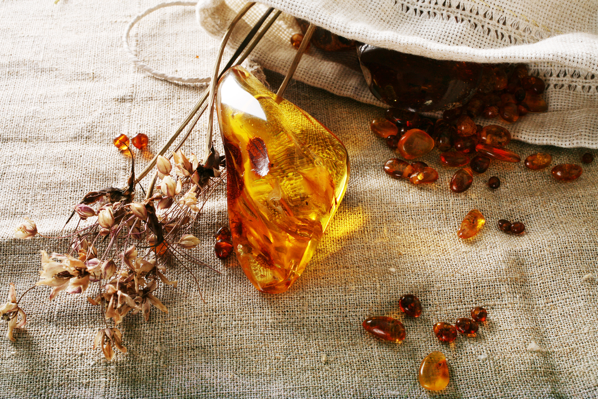 Diverses pierre d'ambre jaune sur une tissu