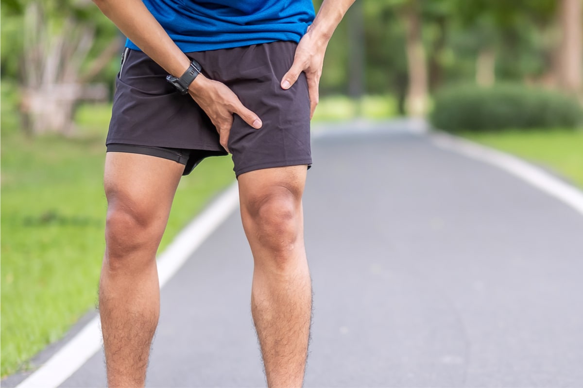 Pubalgie : homme sportif se tenant l'aine