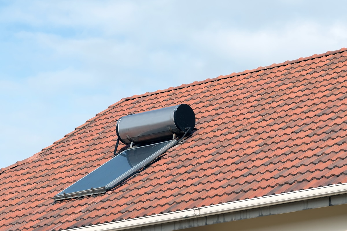 Chauffe-eau solaire sur un toit