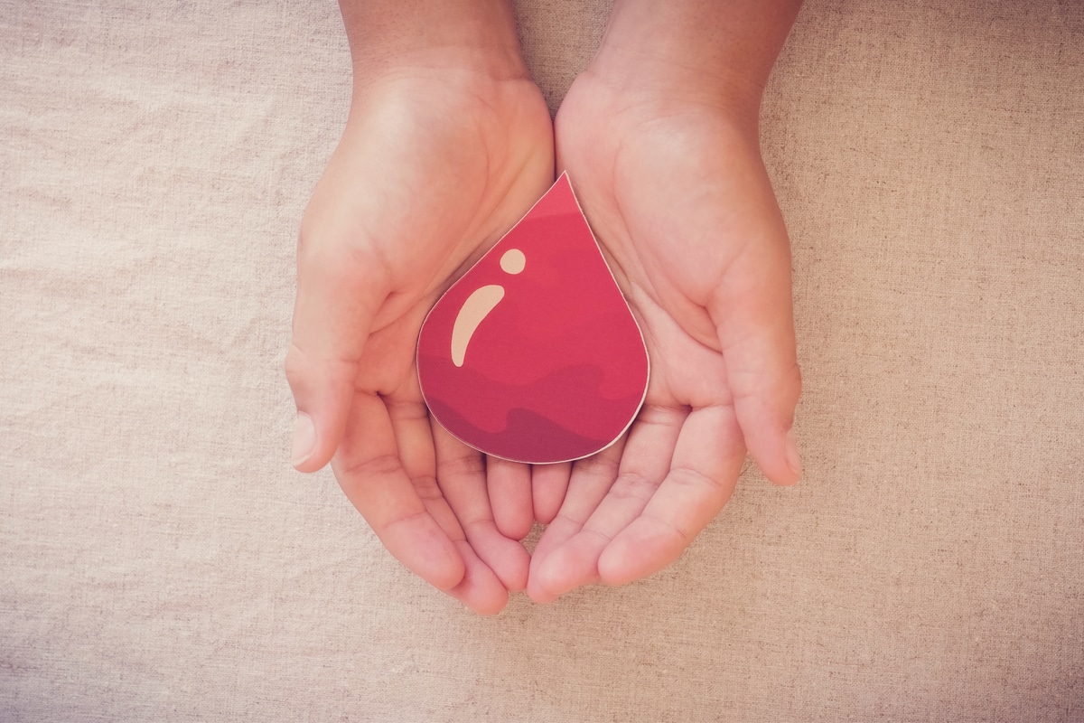 Hémophilie : coeur rouge dans une main