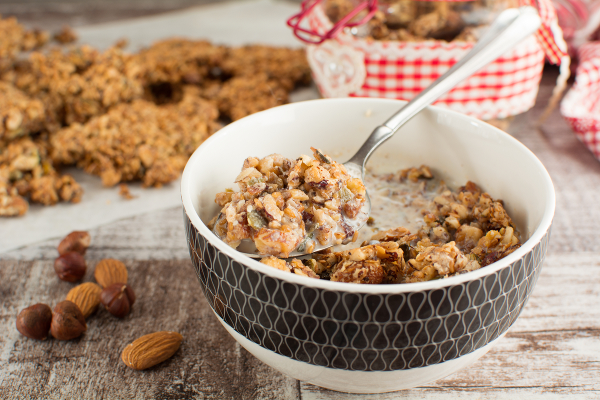 Granola maison dans un bol avec du lait