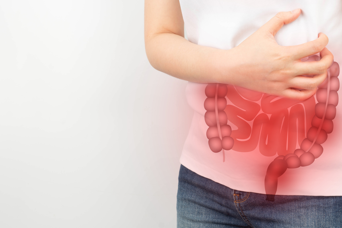 Rectocolite : femme avec mal au ventre, dessin de rectum douloureux