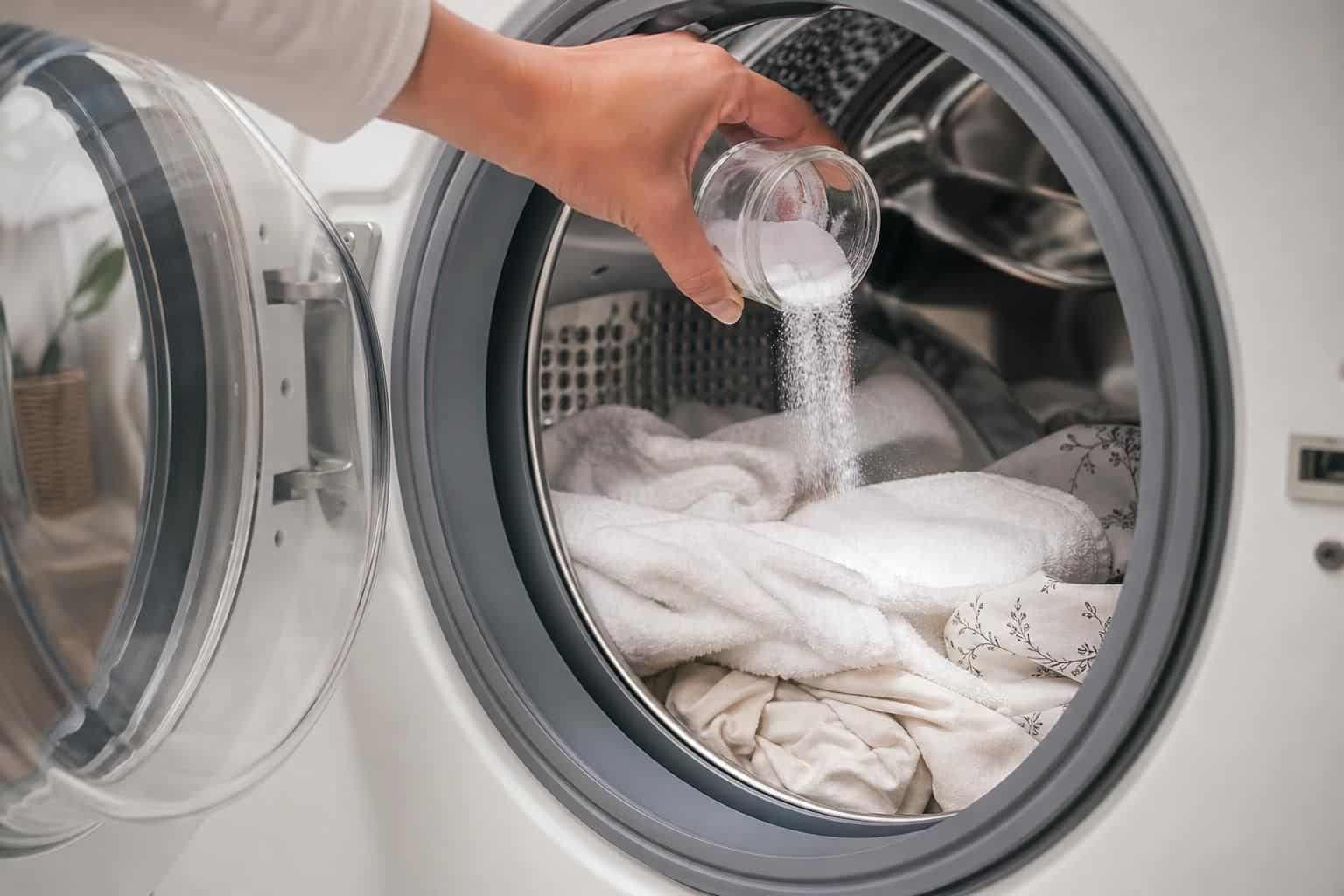 Bicarbonate versé dans le tambour sur des serviettes et draps clairs