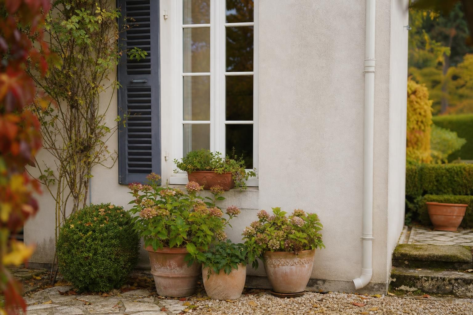 Comment rendre une descente de gouttière discrète sans gros travaux sur la façade ?